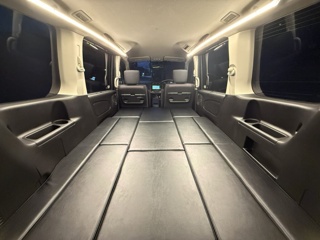 フルフラットに展開したキャンピング架装車のベッド(=レイアウト)